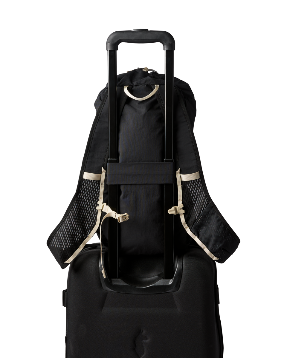 f26-u-empacable-16l-daypack-cotopaxi-black-a5-r.png