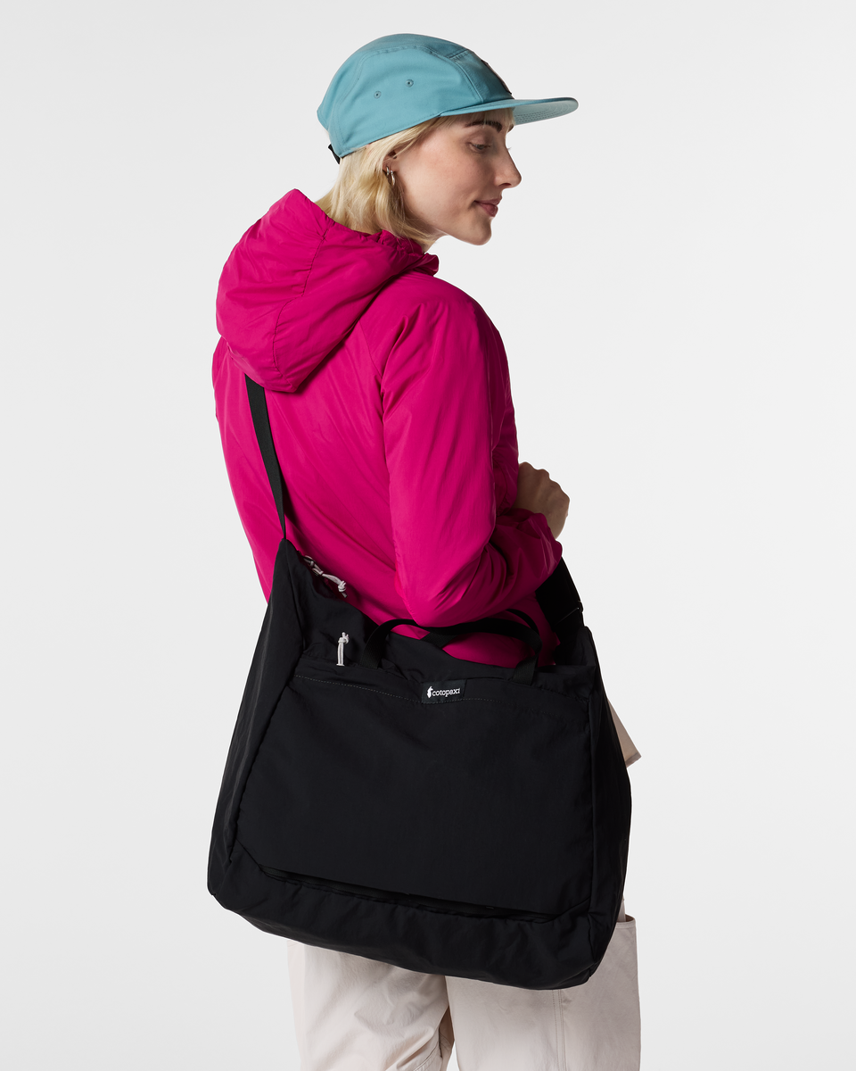 f26-u-empacable-30l-tote-cotopaxi-black-01-r_36296761-cc54-4218-bfb2-0f4227b0726d.png