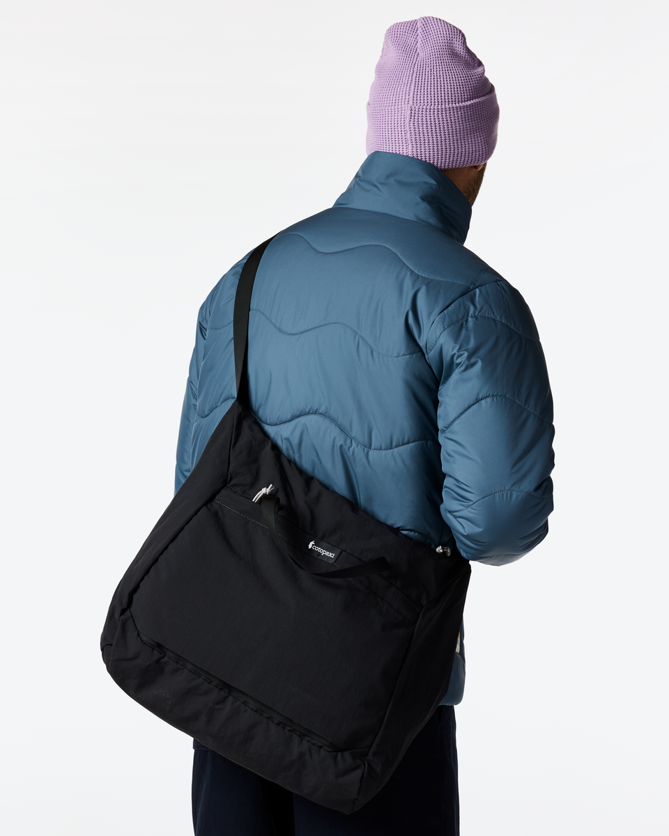 f26-u-empacable-30l-tote-cotopaxi-black-02-r_9e9bca50-3d57-4884-903f-5ebd4a98840b.png