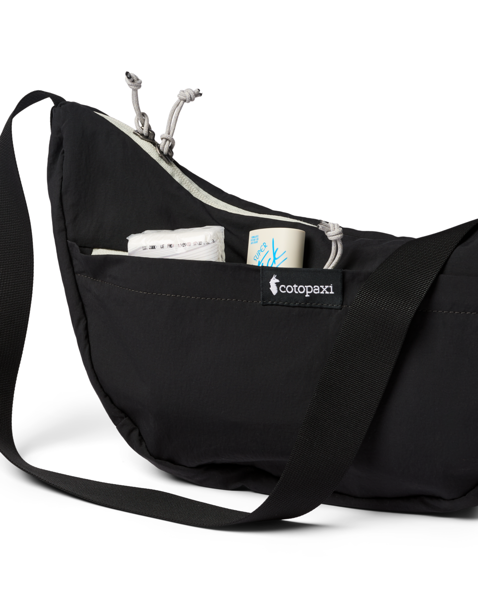 f26-u-empacable-6l-crescent-bag-cotopaxi-black-a1-r.png