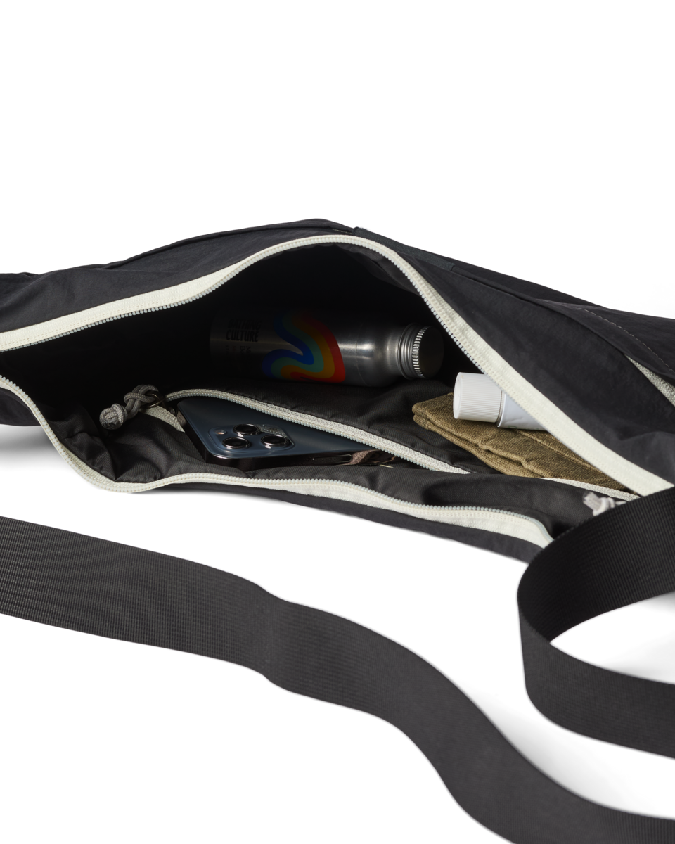 f26-u-empacable-6l-crescent-bag-cotopaxi-black-a2-r.png