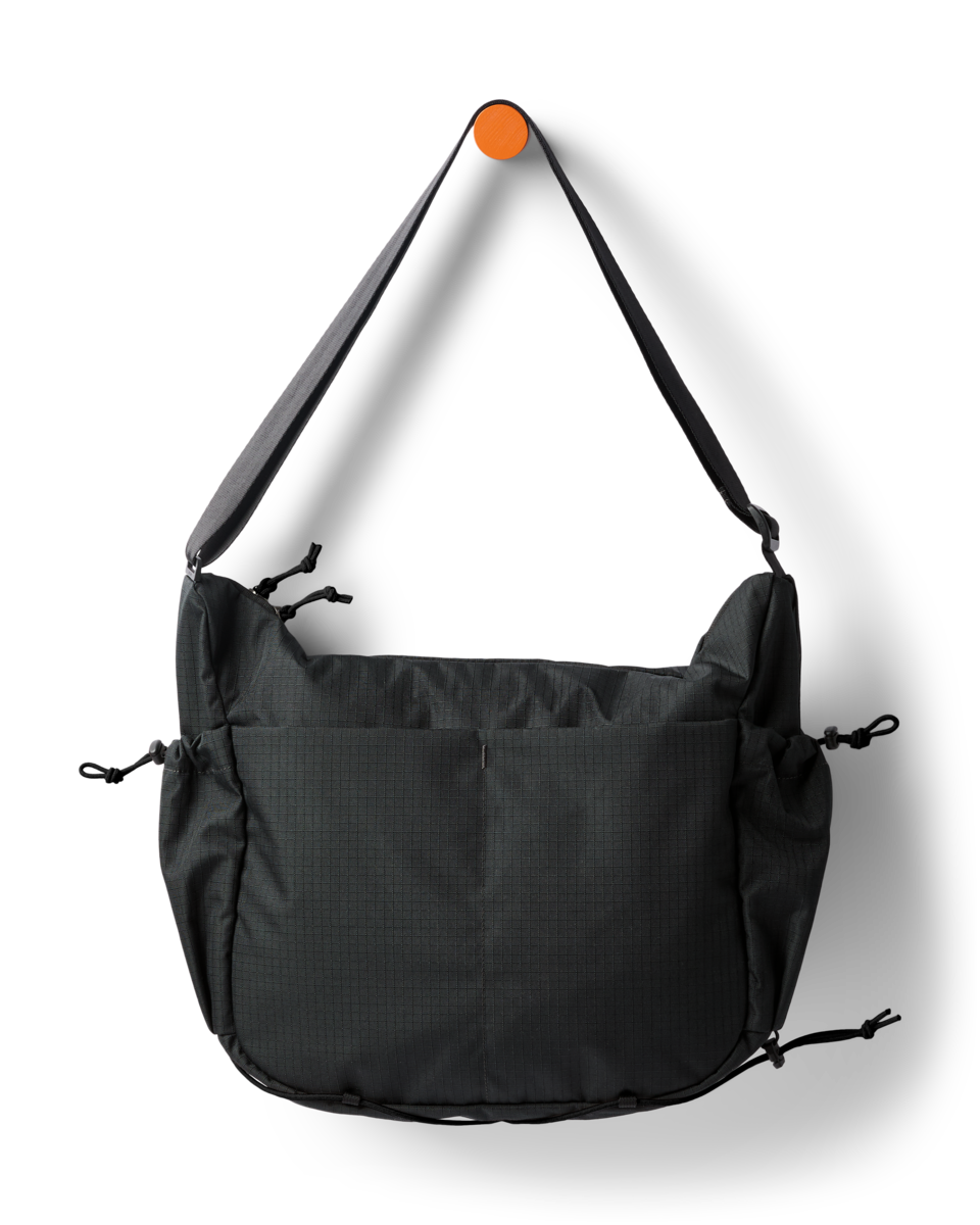 f26-u-viaje-12l-shoulder-bag-cotopaxi-black-b-c-r.png