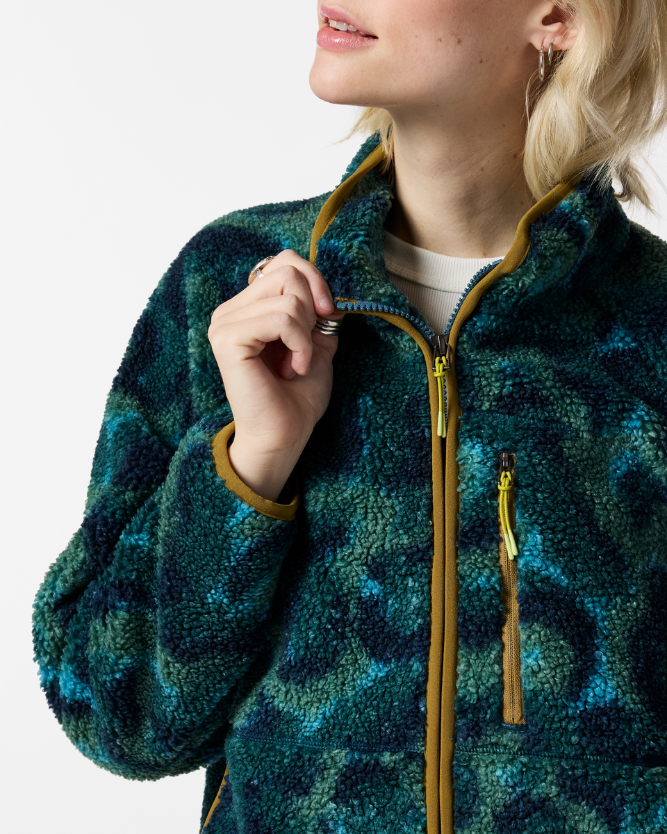 f26-w-amigazo-fleece-jacket-brush-clouds-oasis-05-r.png