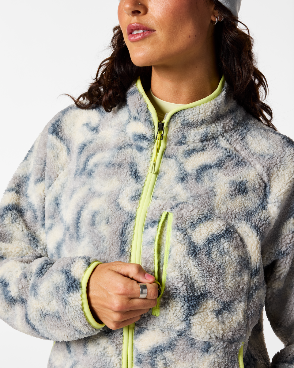 f26-w-amigazo-fleece-jacket-brush-clouds-slate-04-r.png