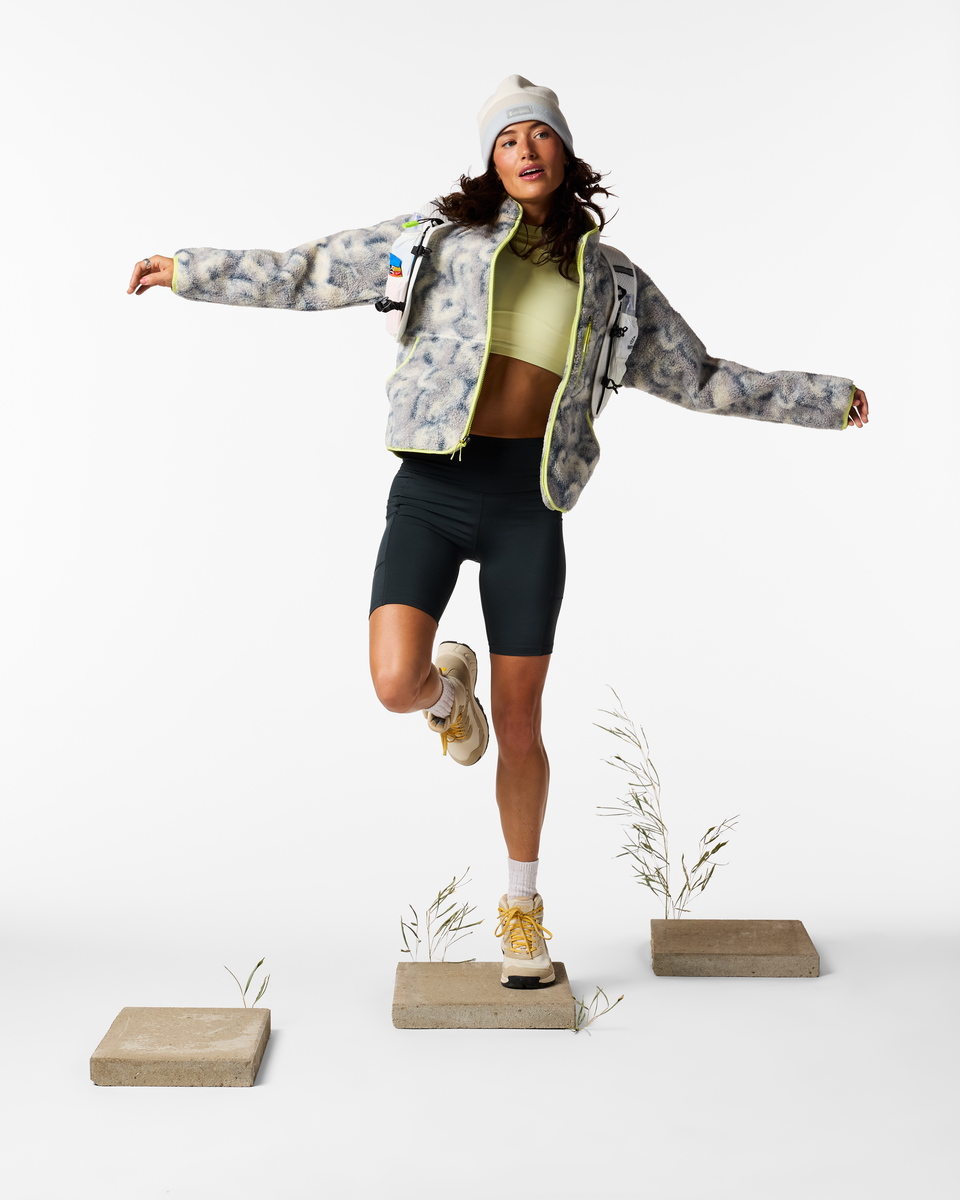 f26-w-amigazo-fleece-jacket-brush-clouds-slate-05-r.png