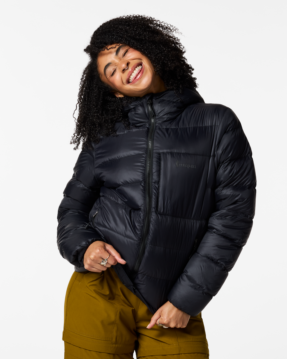 f26-w-fuego-max-down-hooded-jacket-cotopaxi-black-01-r.png