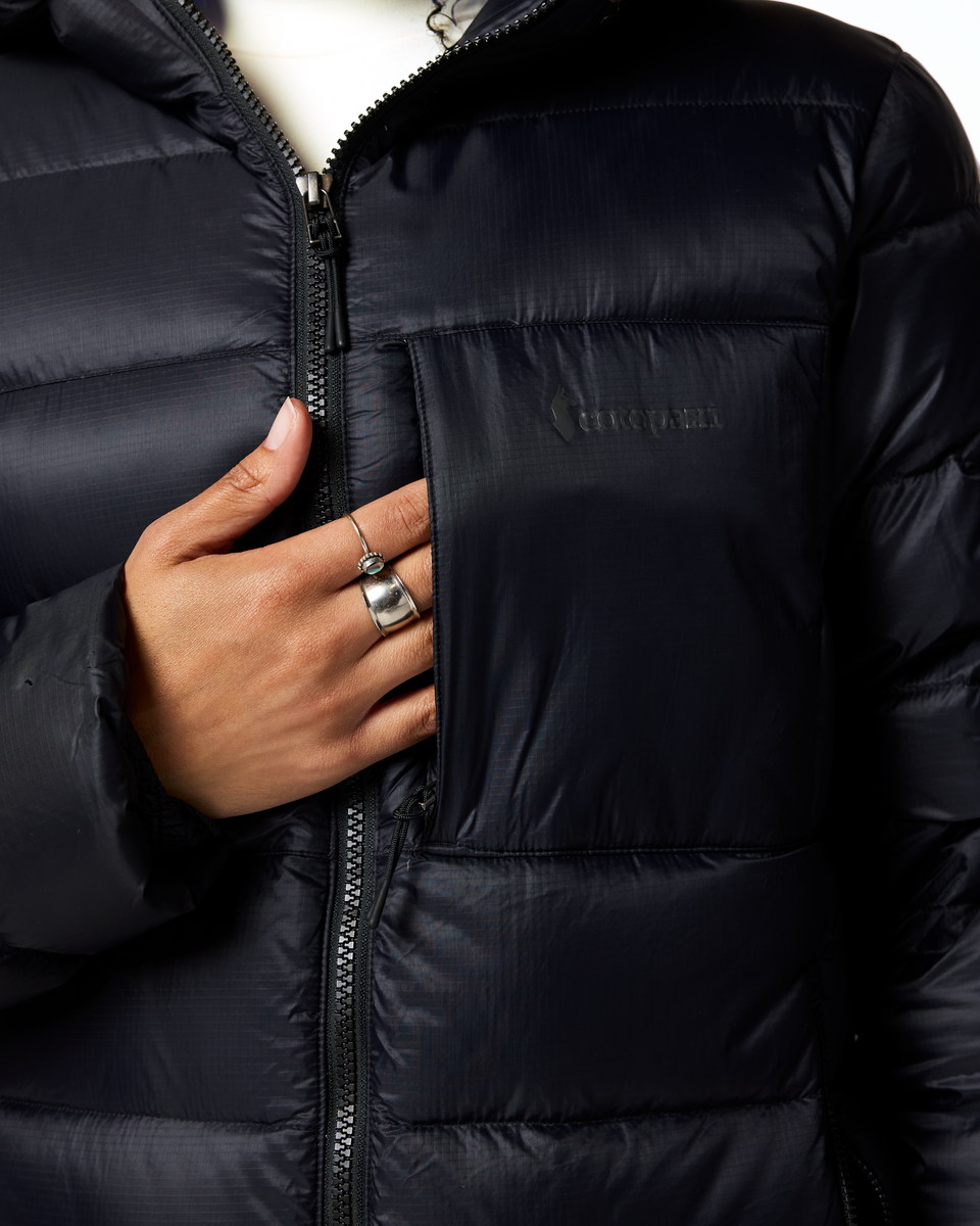 f26-w-fuego-max-down-hooded-jacket-cotopaxi-black-04-r.png