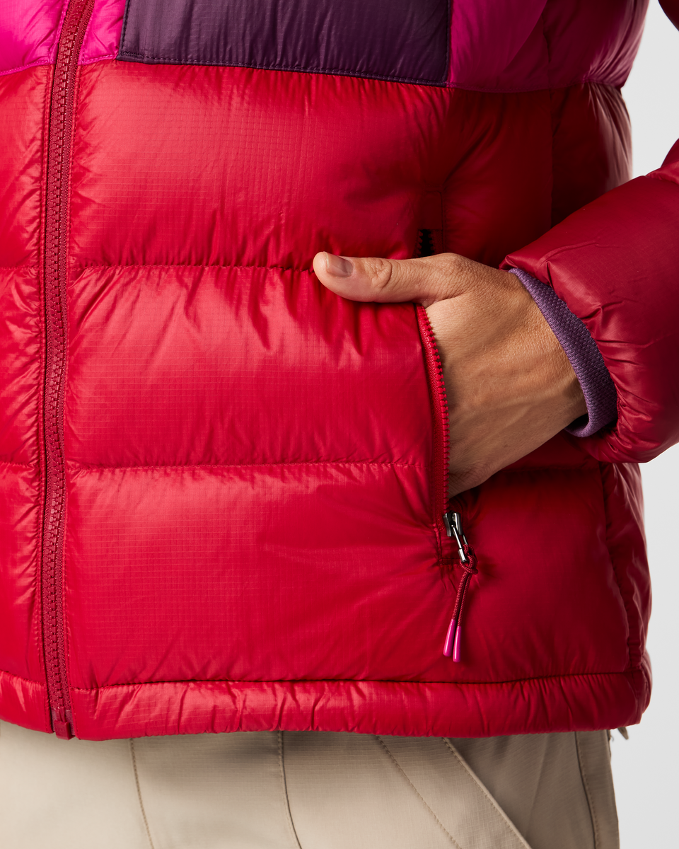 f26-w-fuego-max-down-hooded-jacket-crimson-pitaya-and-spicy-04-r.png