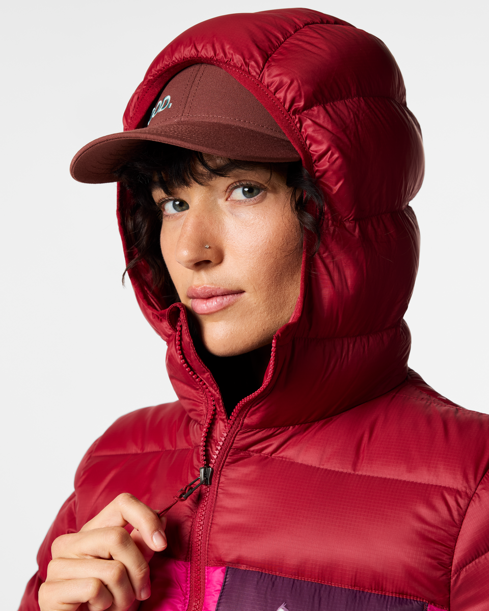 f26-w-fuego-max-down-hooded-jacket-crimson-pitaya-and-spicy-07-r.png