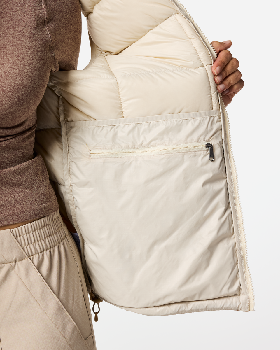 f26-w-fuego-max-down-vest-cream-and-khaki-04-r.png
