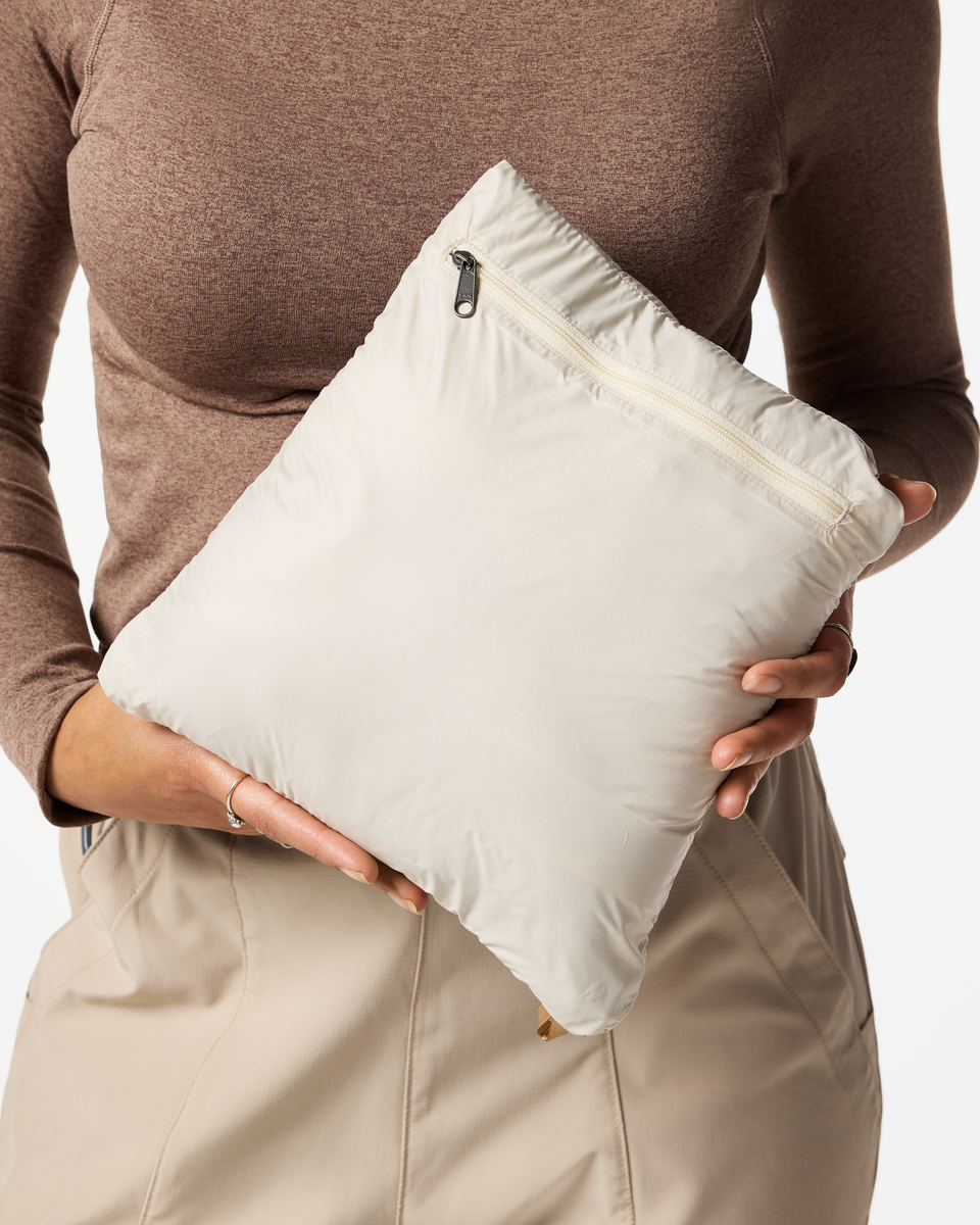 f26-w-fuego-max-down-vest-cream-and-khaki-07-r.png