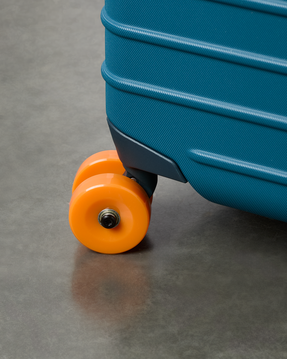 s26-u-coraza-suitcase-carry-on-blue-spruce-a2.png
