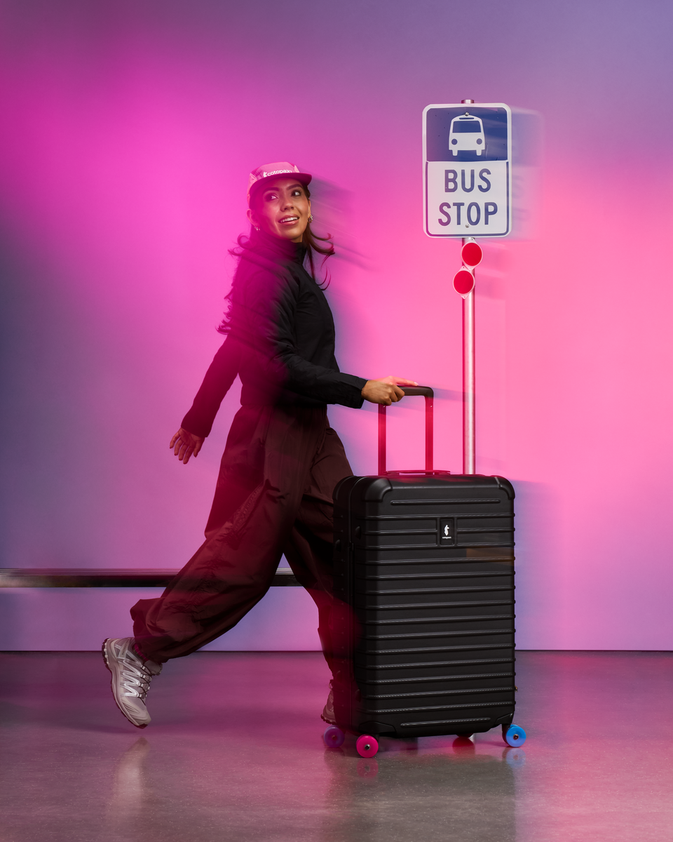 s26-u-coraza-suitcase-medium-black-airport-02.png