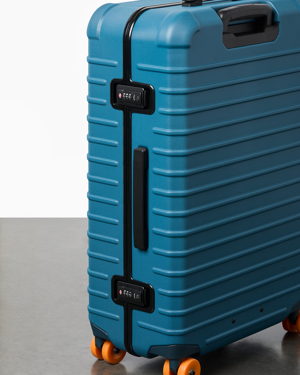 s26-u-coraza-suitcase-medium-checked-blue-spruce-a1.png