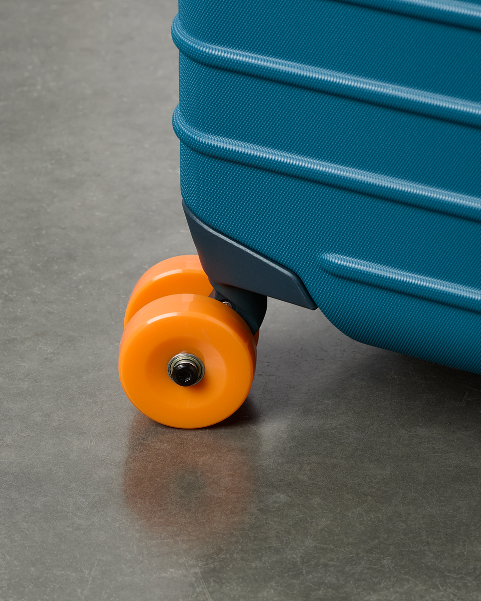 s26-u-coraza-suitcase-medium-checked-blue-spruce-a2.png